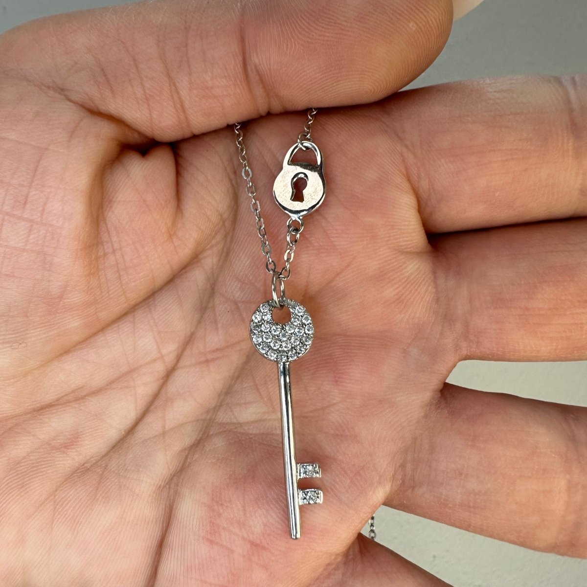 Silverhalsband, Nyckel & lås