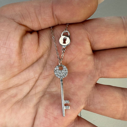 Silverhalsband, Nyckel & lås