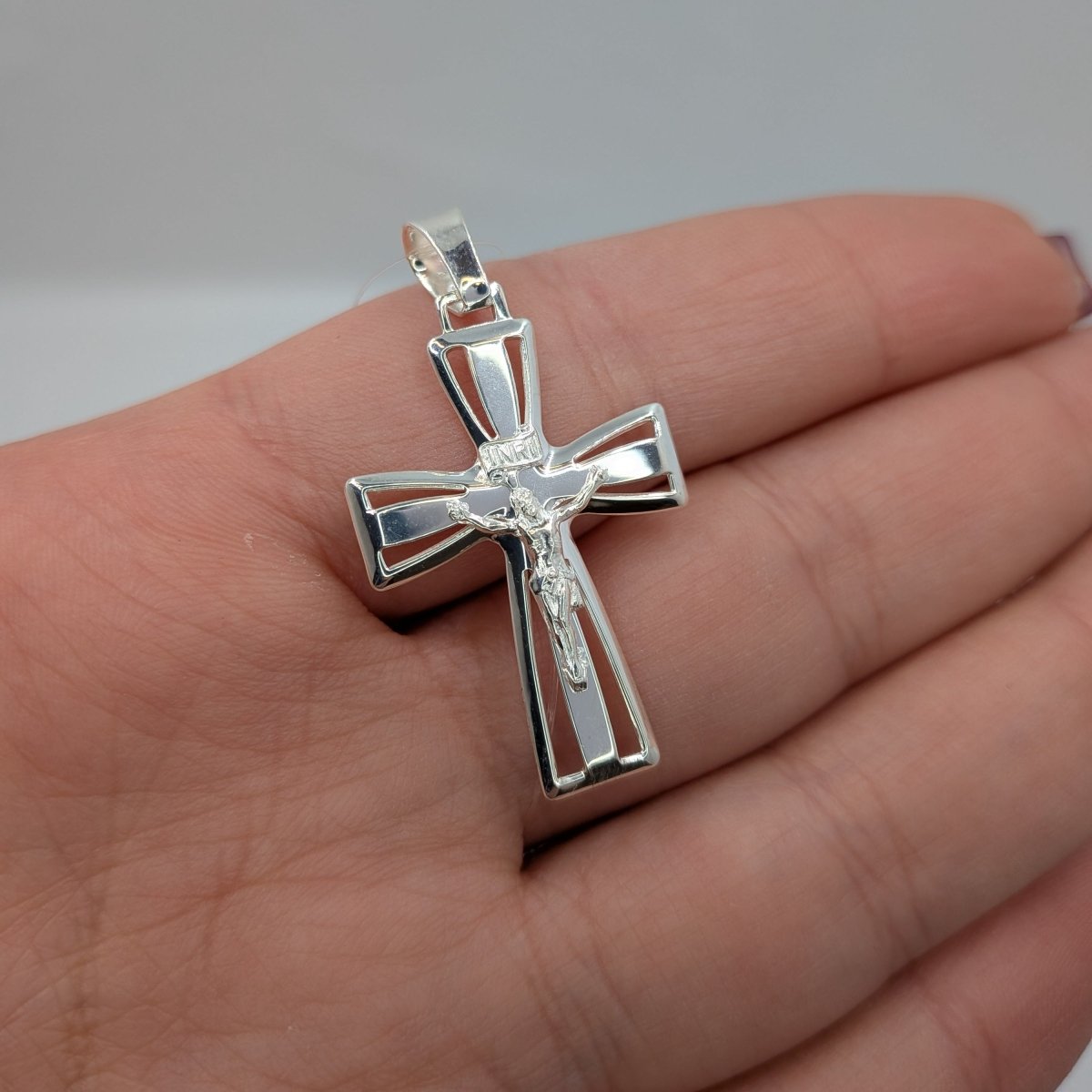 Genombrutet silverkors med Jesus