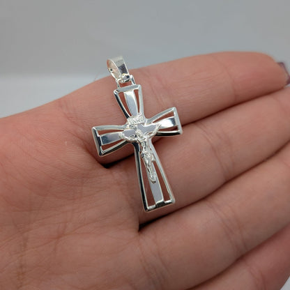 Genombrutet silverkors med Jesus