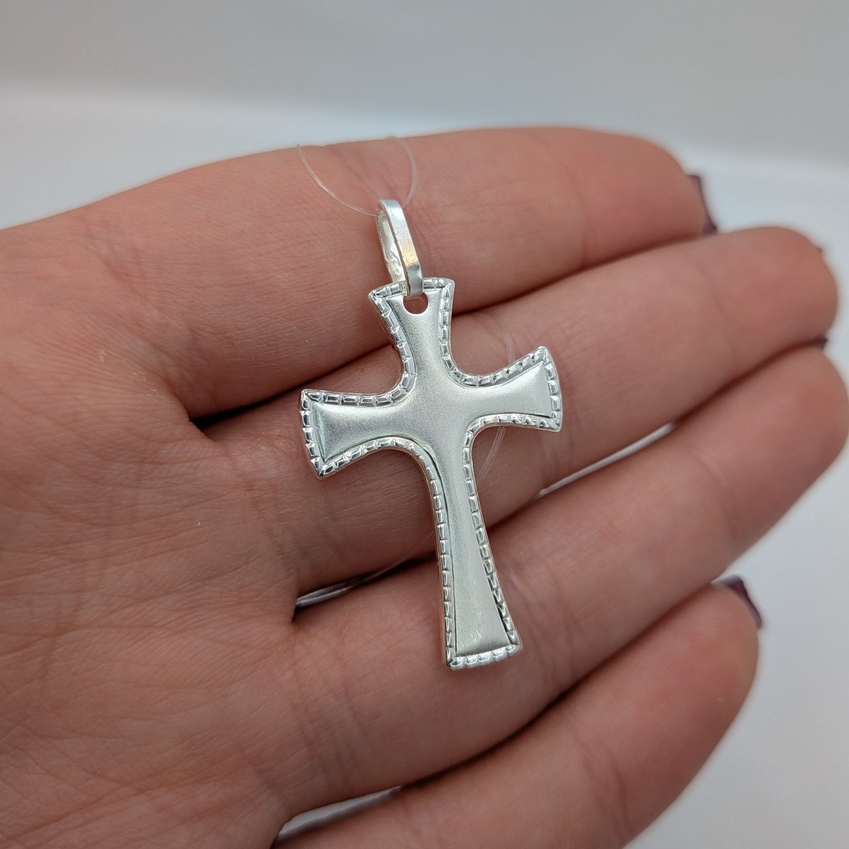 Silverkors med matt design och facetterad kant