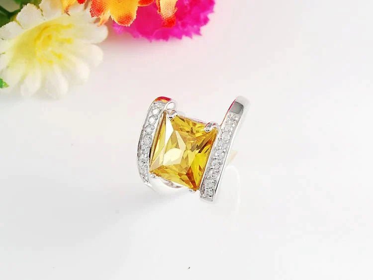 Ring med fyrkantig gul sten i äkta silver