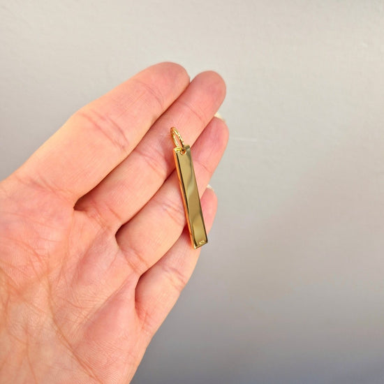 Stav i förgyllt silver 925 med en tjocklek med 1,5mm. Lägg till önskad gravering vid beställning.