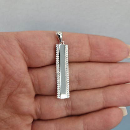 Hängsmycke stav med 2 rader stenar