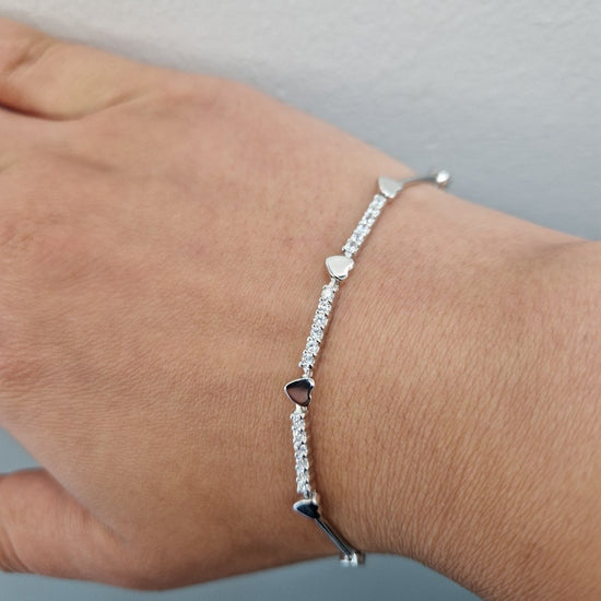 Stelt silver armband med stenar