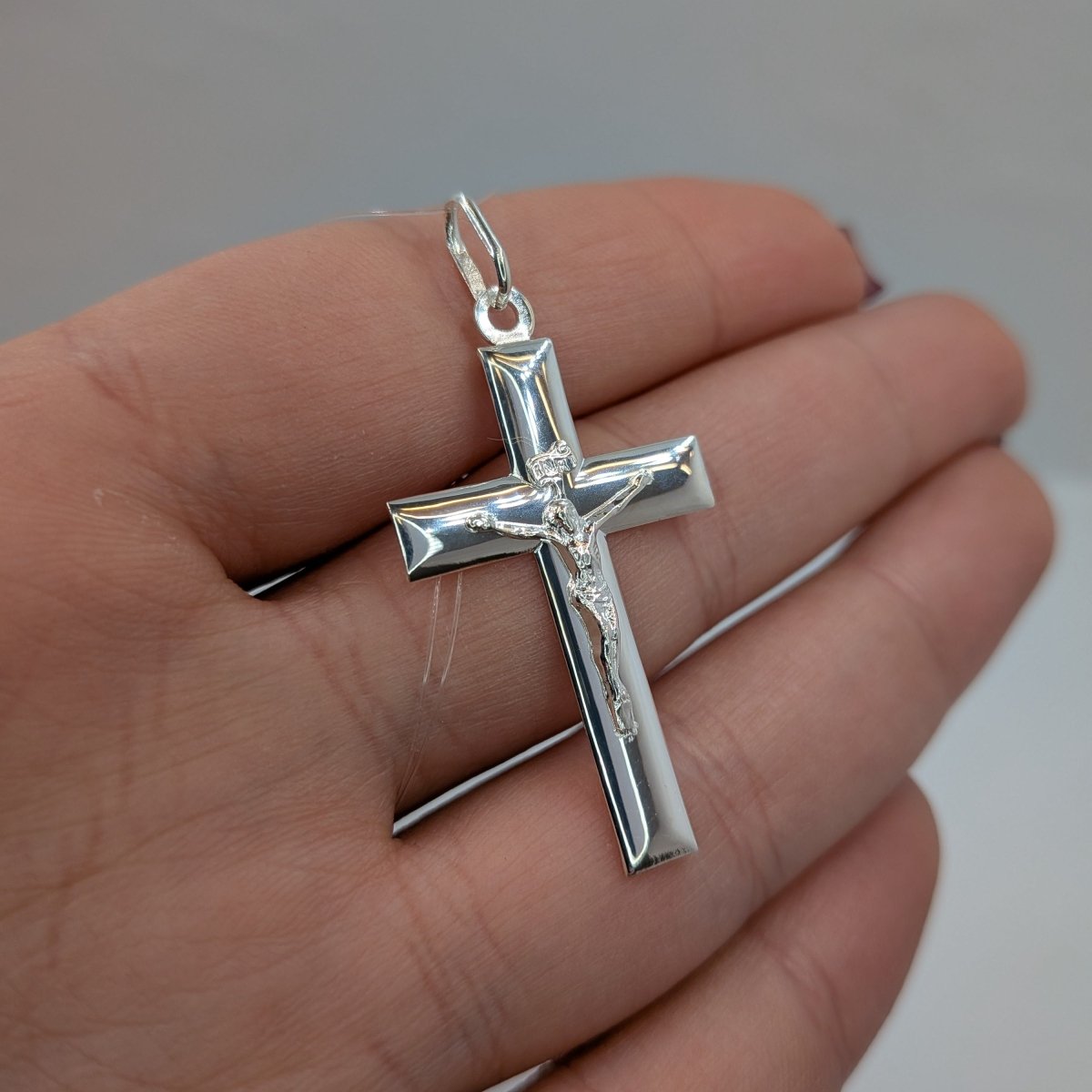 Kors med blank kupad design med Jesus i äkta silver