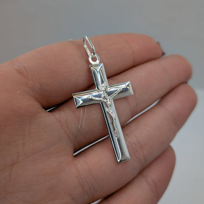 Kors med blank kupad design med Jesus i äkta silver