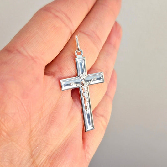 Snyggt silver kors med Jesus. Platt design med underbar polering, Detta korset är tillverkat i sterling silver.