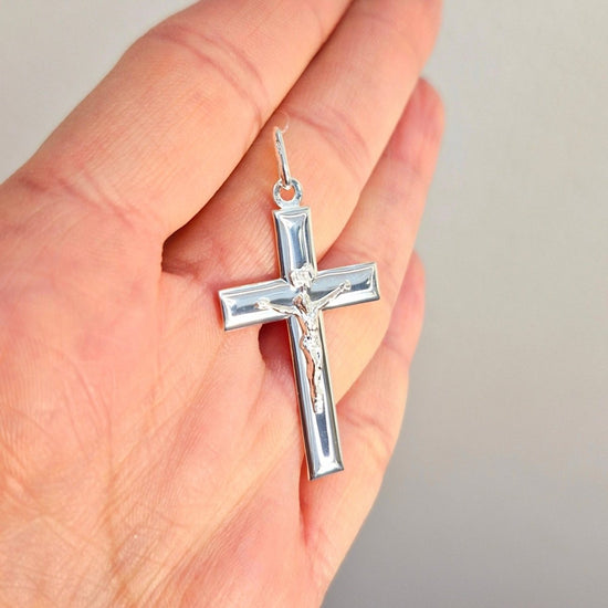 Snyggt silver kors med Jesus. Platt design med underbar polering, Detta korset är tillverkat i sterling silver.