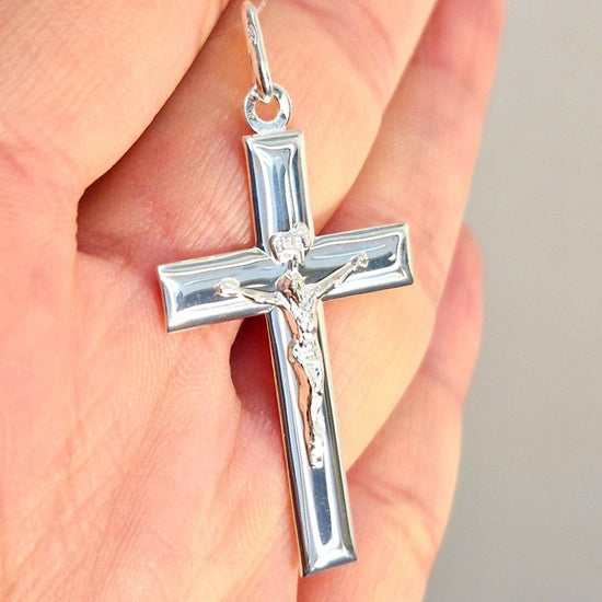 Snyggt silver kors med Jesus. Platt design med underbar polering, Detta korset är tillverkat i sterling silver.