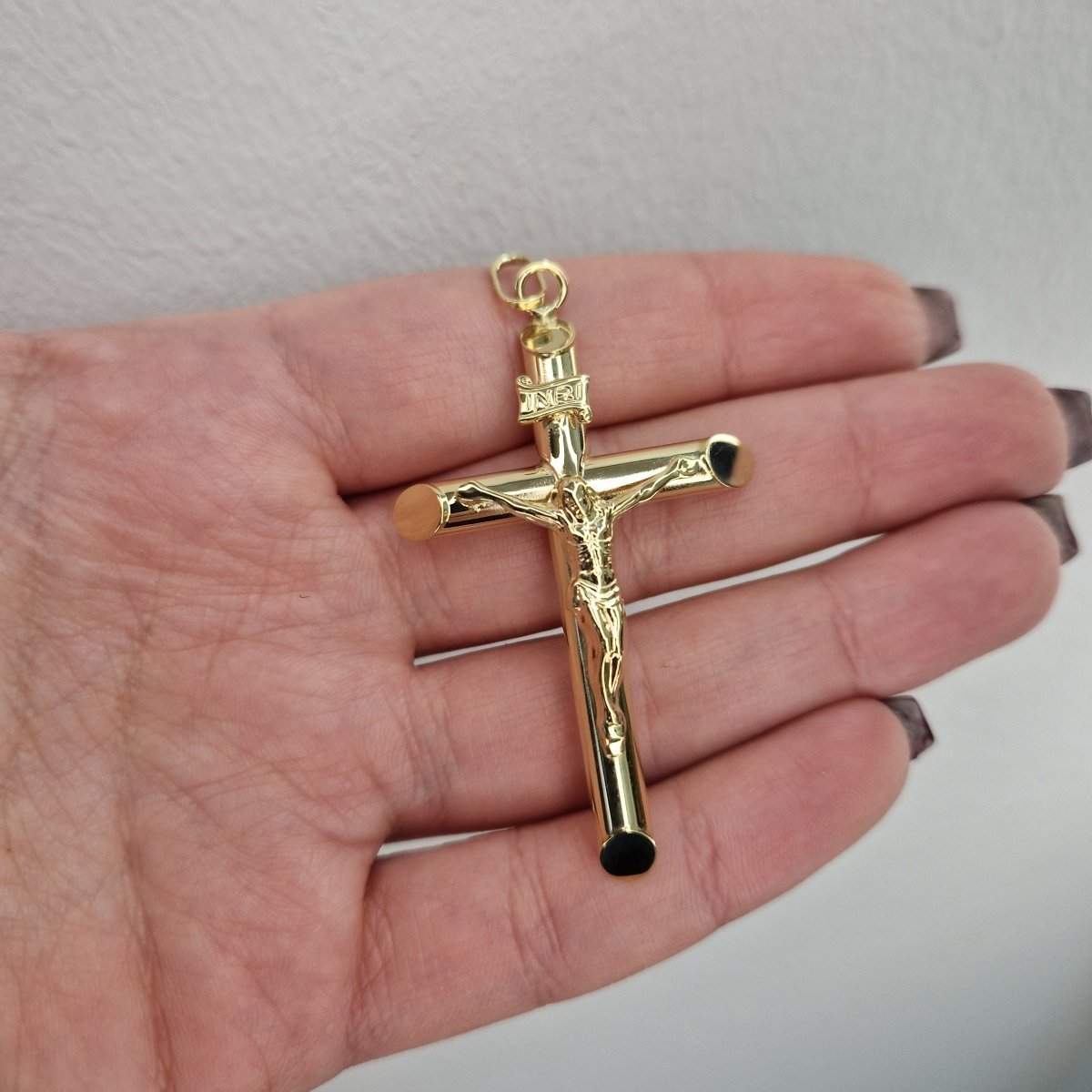 stort guldkors med Jesus i 18k guld