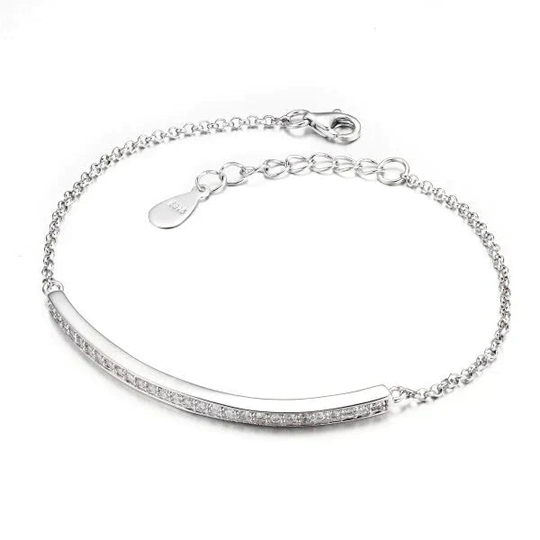 Silver armband med glittrande cubic zirconia stenar.