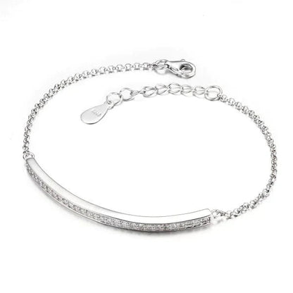 Silver armband med glittrande cubic zirconia stenar.