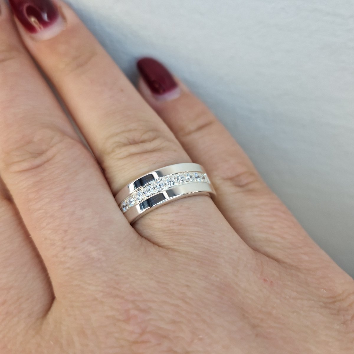 Vigselring bred med en rad kristaller i äkta silver