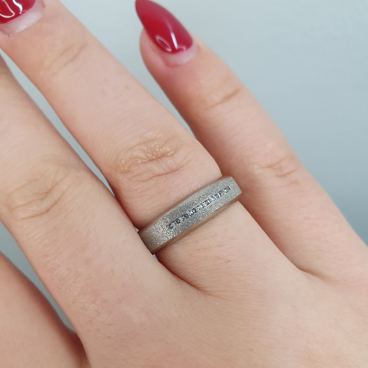 Vigselring glitterpolerad i titan 9 stenar