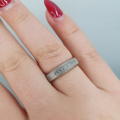 Vigselring glitterpolerad i titan 9 stenar