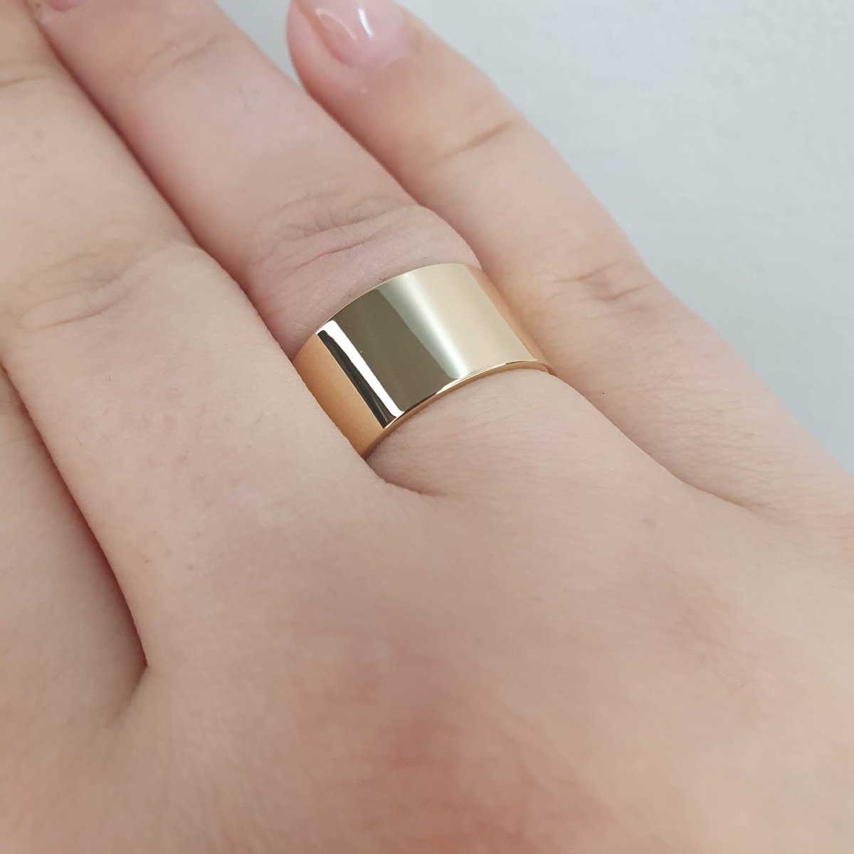 Bred förlovningsring i 18k guld