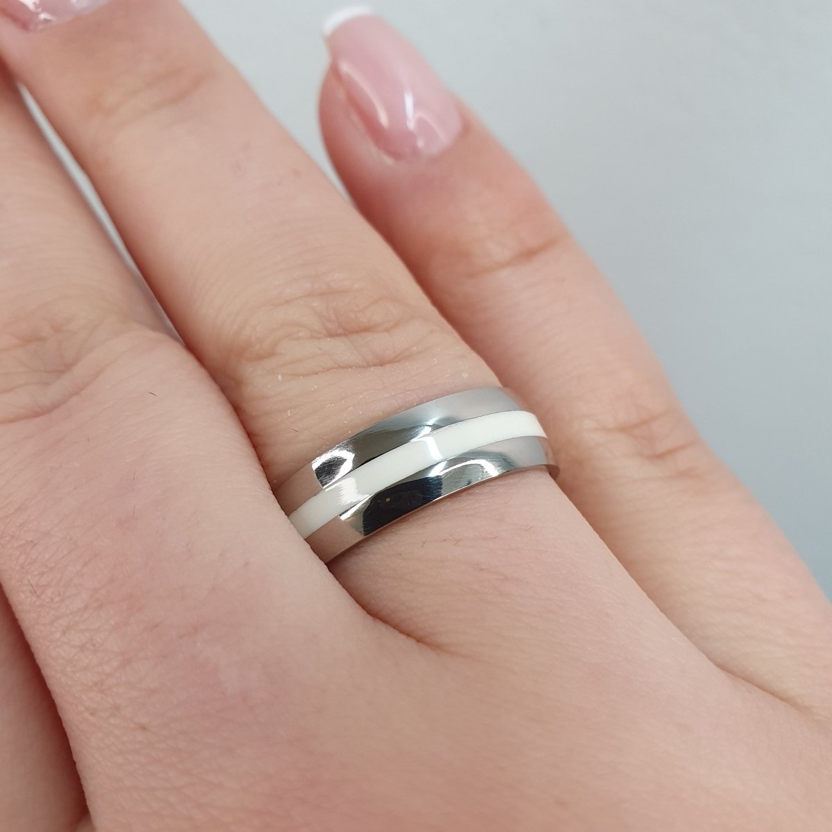 Förlovningsring i titan med vit rand