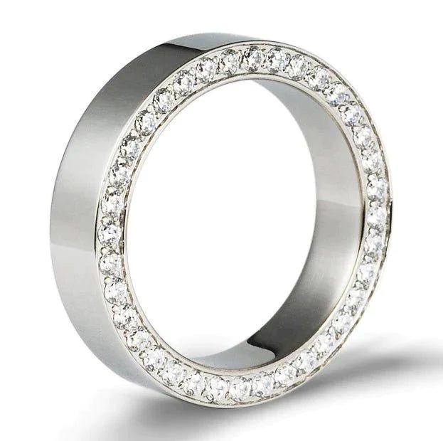 Ring i rostfritt stål med vita stenar runt kanten