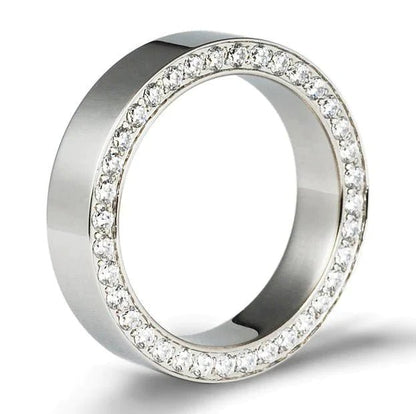 Ring i rostfritt stål med vita stenar runt kanten