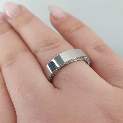 Ring i rostfritt stål stenar runt kanten