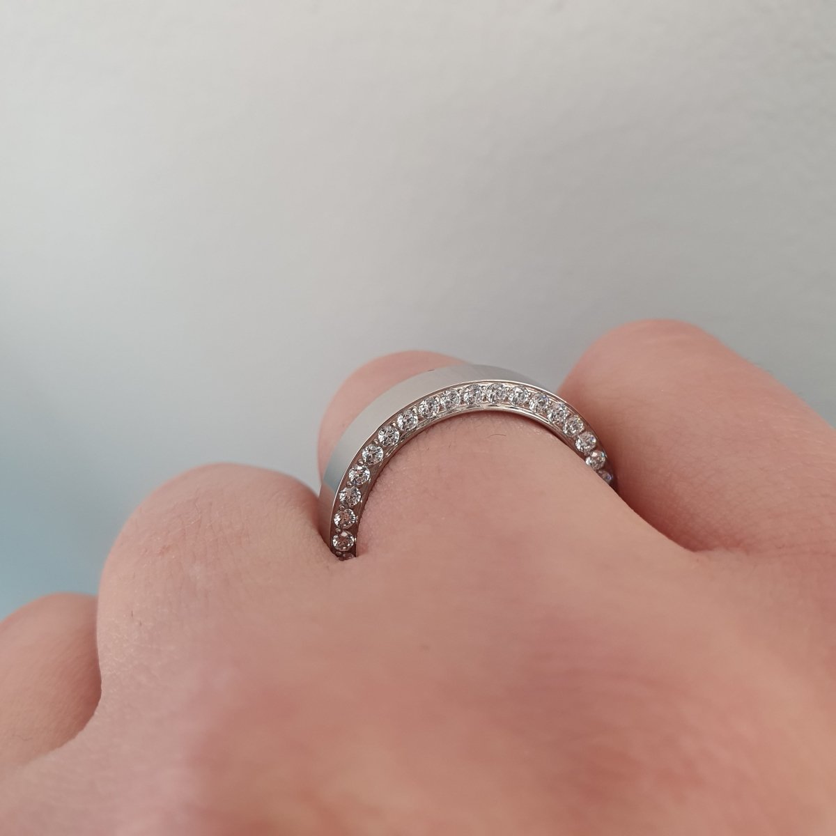 Ring i rostfritt stål stenar runt kanten, blank design