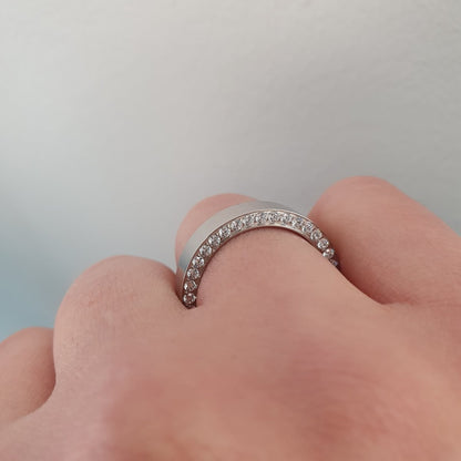 Ring i rostfritt stål stenar runt kanten, blank design