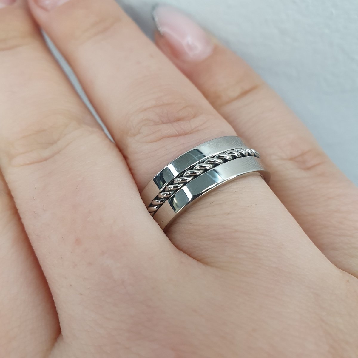 Förlovningsring i stål med unik design