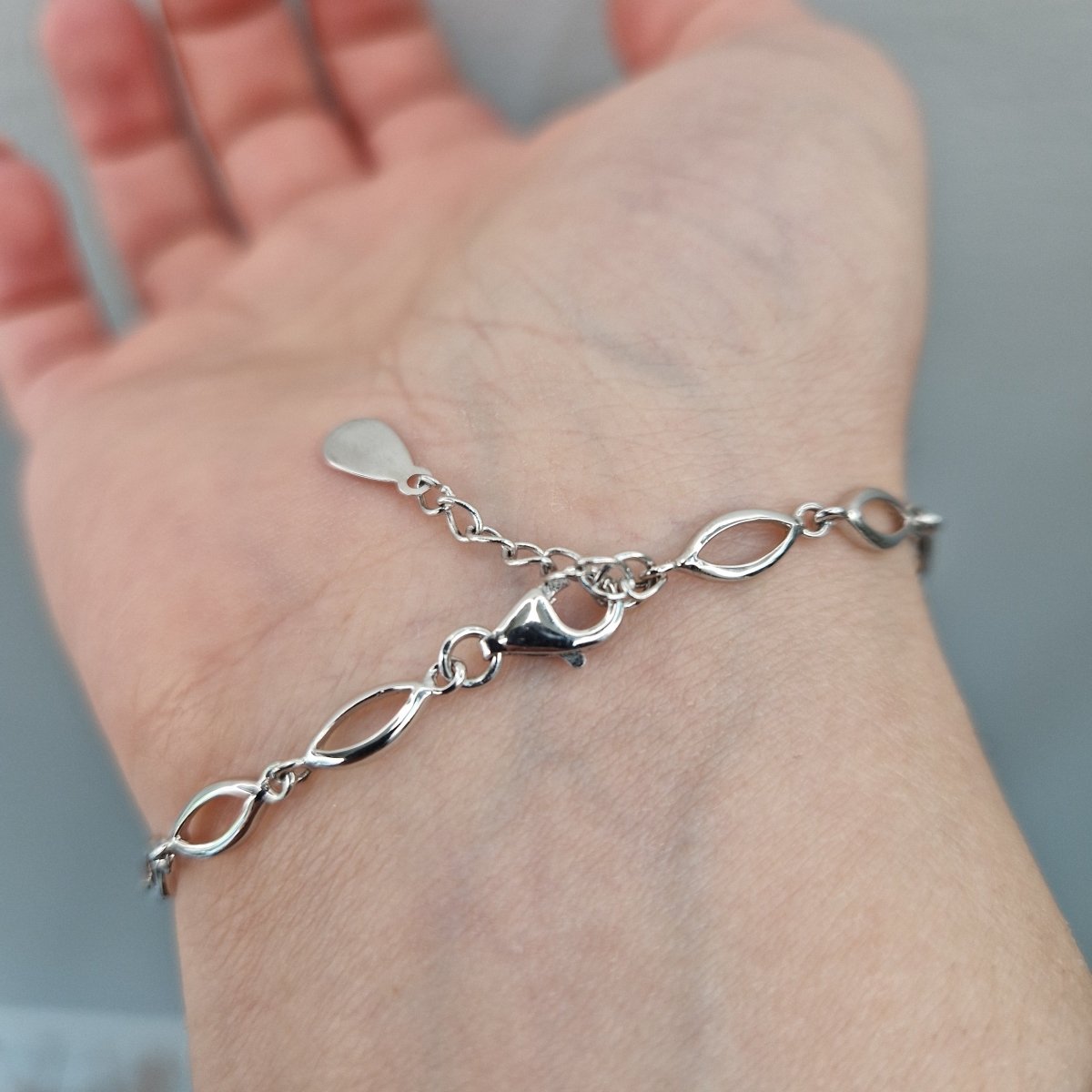 Silverarmband med stora och små stenar