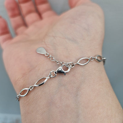 Silverarmband med stora och små stenar